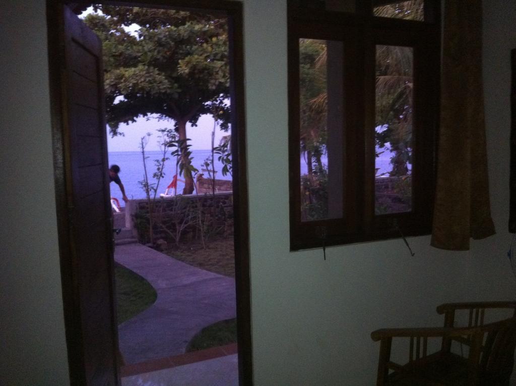 Amed Sari Beach Guesthouse Стая снимка